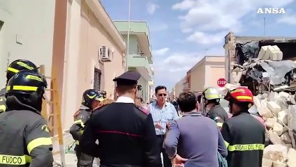 Crolla una palazzina in Salento, quattro operai feriti