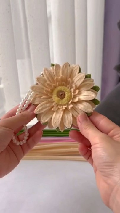 DIY Keychain Tutorial via: @melloww_floraLearn how to make fun and colorful keychains using pipe cleaners in this easy DIY video! Perfect for beginners, or anyone who loves quick and creative crafts.