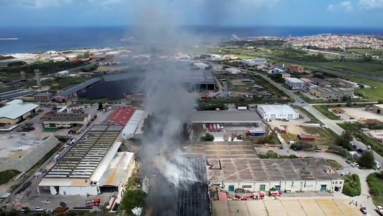 Porto Torres, a fuoco il capannone Global Service: le immagini dal drone
