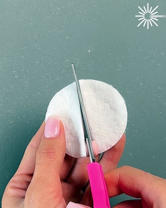 Turn cotton pads into a beautiful flower craft