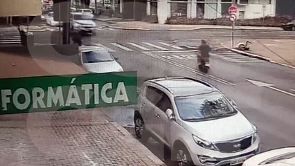 Mais uma câmera registra colisão entre carro e caminhonete no Centro