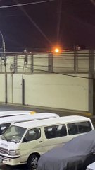 VIDEO: Seis menores fugaron de un centro juvenil trepando el muro con sábanas trenzadas