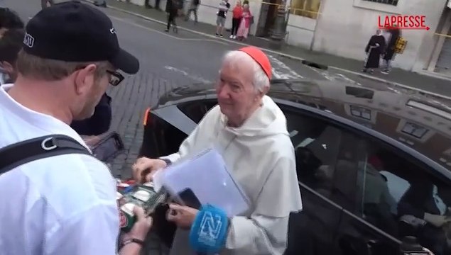 Conclave 2025, il cardinale Radcliffe autografa una palla da baseball a un collezionista