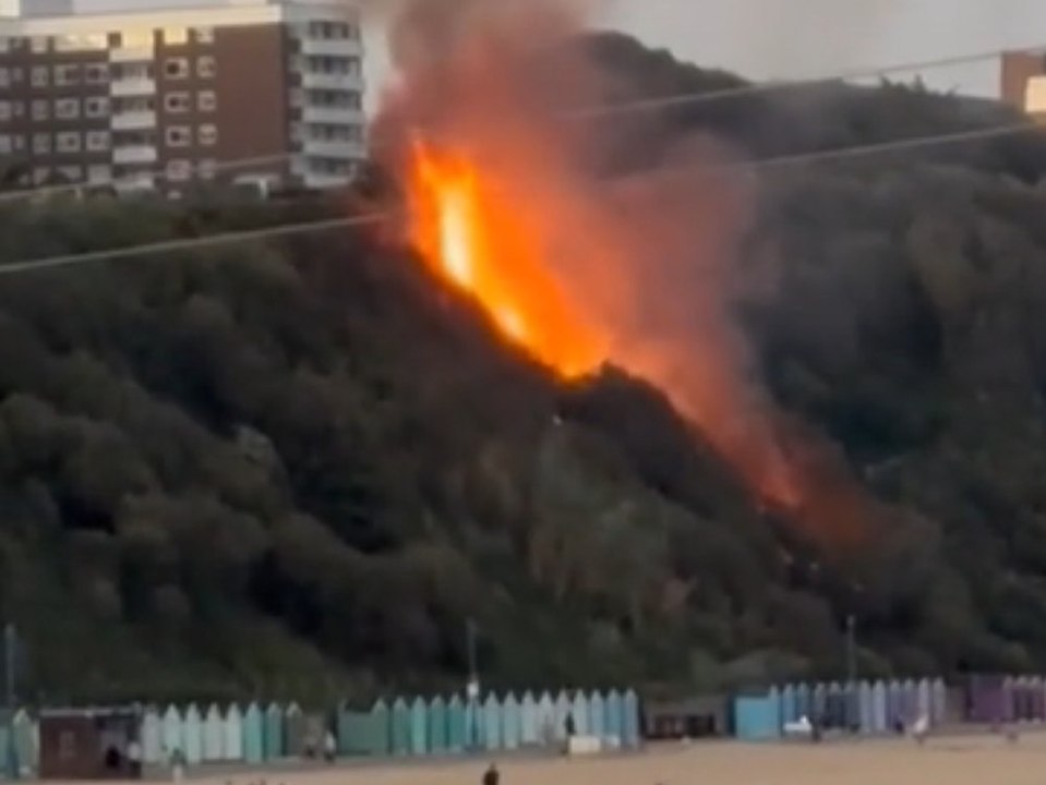 Feuer-Inferno in England: Flammen bedrohen Touristenstrand
