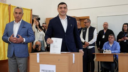 George Simion, un fan de Trump en tête de la présidentielle en Roumanie