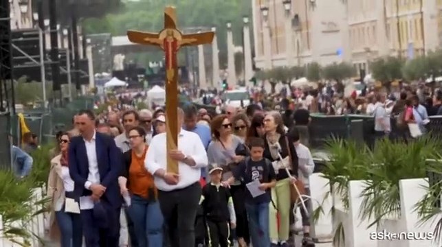 Solidarietà, donne, giovani: le speranze dei fedeli per il nuovo Papa