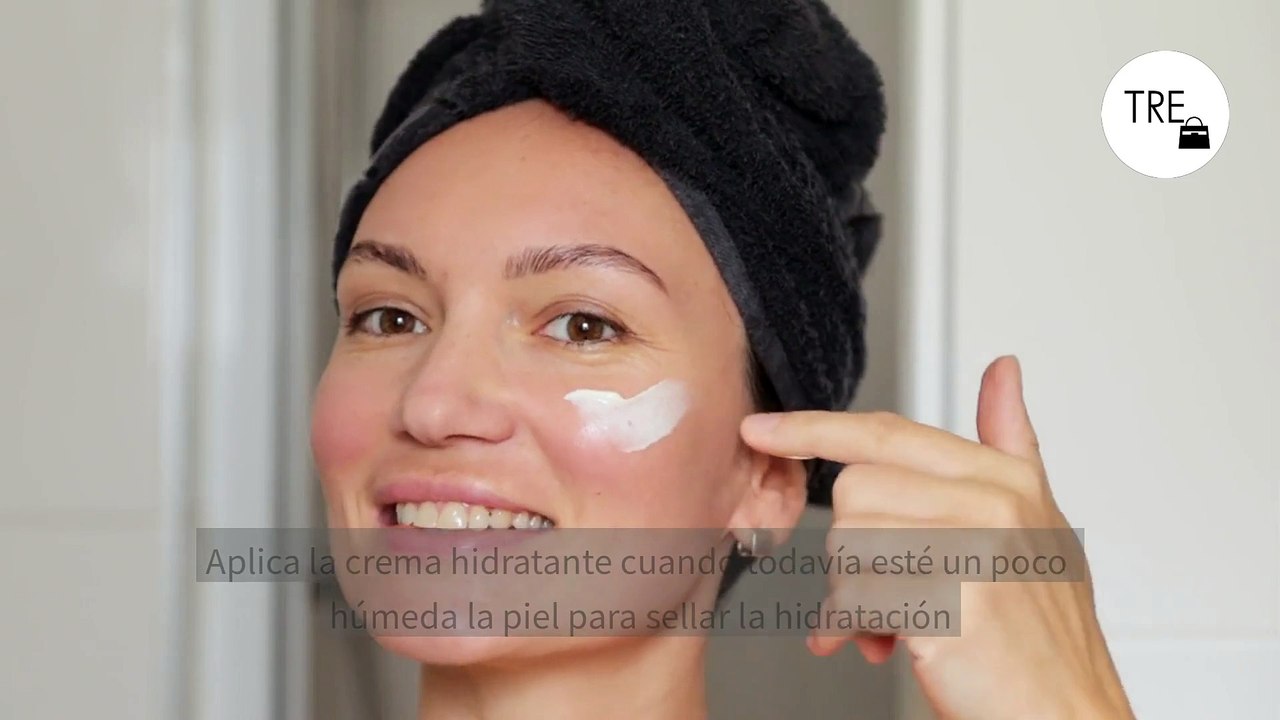 Puede que no lo sepas, pero hay una forma concreta de echarse la crema hidratante que ayuda al aspecto de tu piel