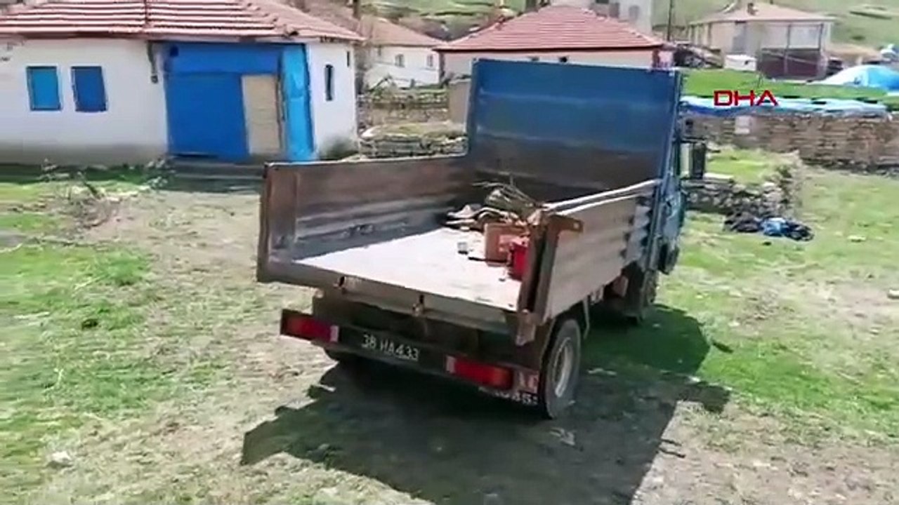 Koku tüm mahalleyi sardı! Evin içinden kamyon dolusu çöp çıktı