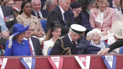 King’s heartfelt gesture to veteran during VE Day military procession