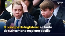 El príncipe Luis de Inglaterra se burla de su hermano mayor en el desfile del Día de la Victoria