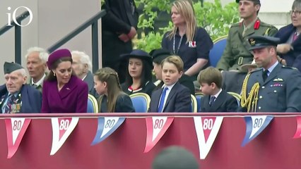 Kate e Charlotte sono l’una specchio dell’altra: stile e tenerezze per il "Giorno della Vittoria"