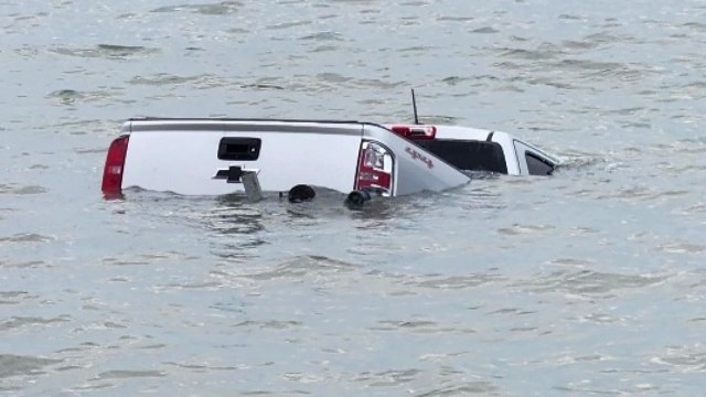 영종도 선착장서 차량 바다에 빠져...운전자 구조 / YTN