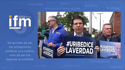 El senador y precandidato Miguel Uribe en la entrada al complejo judicial de Paloquemao