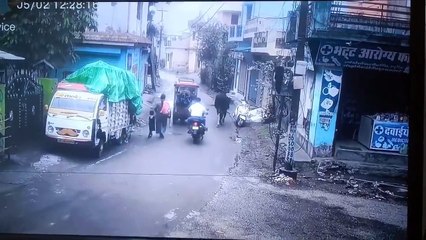 VIDEO: Un toro “robó” una motocicleta y huyó a toda velocidad por las calles de la India