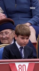El príncipe de Inglaterra se burla de su hermano en pleno desfile