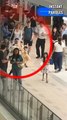 Cet homme réalise un geste précieux pour cette petite fille dans le centre commercial