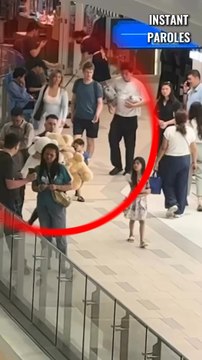 Cet homme réalise un geste précieux pour cette petite fille dans le centre commercial