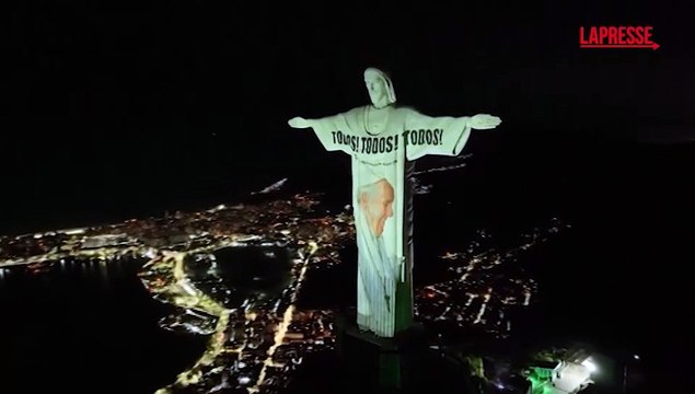 Il Cristo Redentore illuminato con l'immagine di Papa Francesco