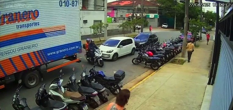 Bandidos roubam motos à luz do dia em Santos e impunidade revolta população; VÍDEO