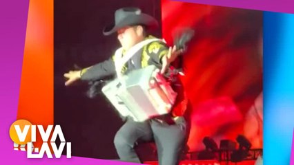 Alfredo Olivas sufre caída durante concierto