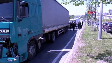 Feci kaza! Karşıya geçerken TIR altında kaldı