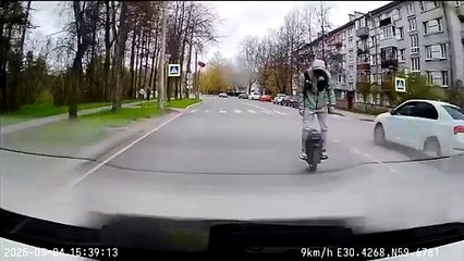 Il va beaucoup trop vite avec sa monowheel... et bimmmm