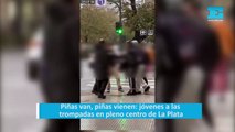 Piñas van, piñas vienen: jóvenes a las trompadas en pleno centro de La Plata