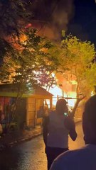 Momento en que las llamas consumen la vivienda de José Abreu en Los Girasoles