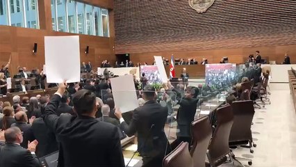 Diputados responden a Chaves con carteles en pleno informe de labores