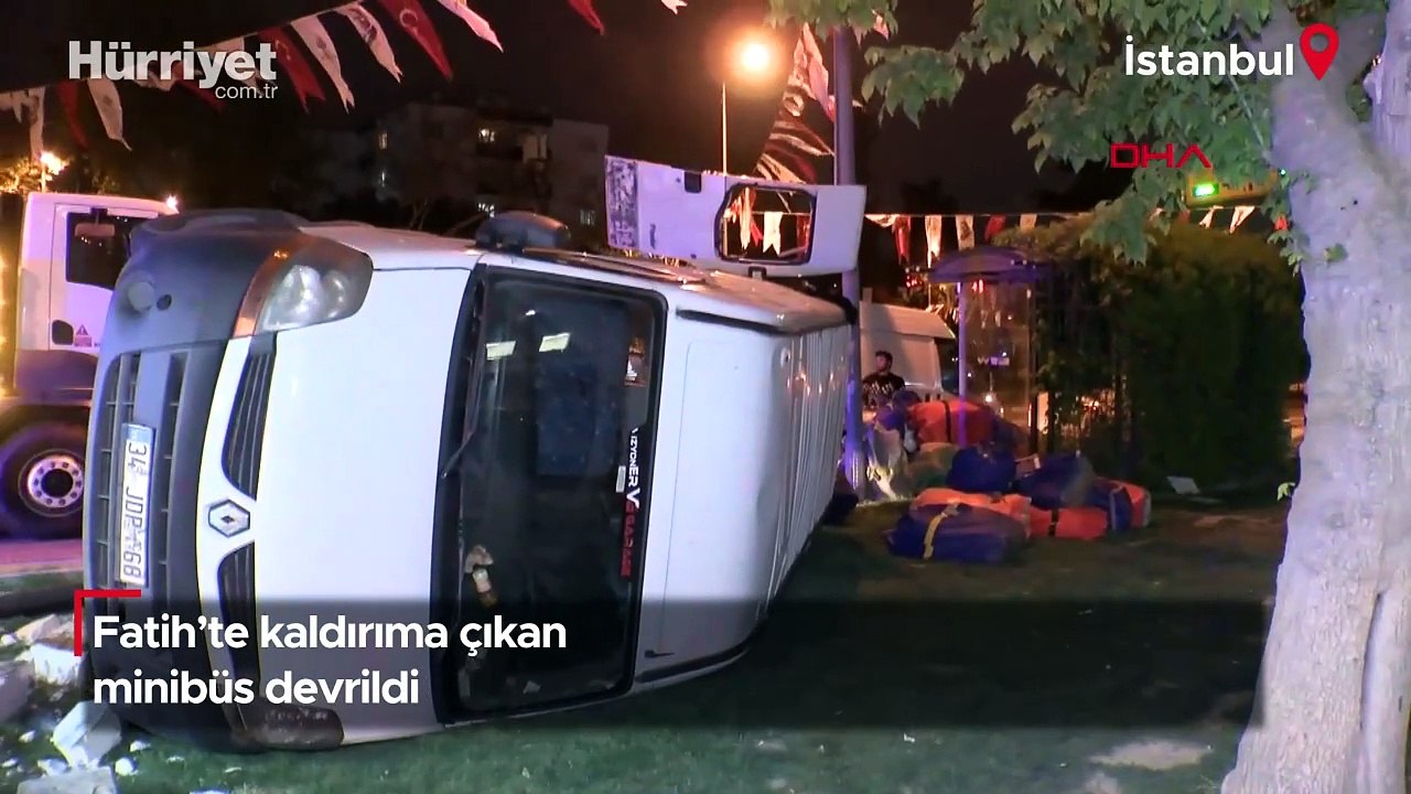 Fatih'te kaldırıma çıkan minibüs devrildi