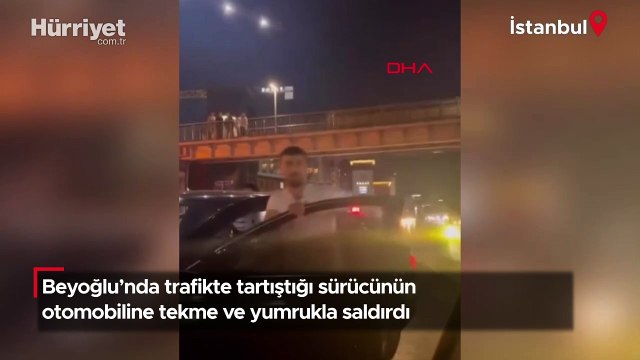Beyoğlu'nda trafikte tartıştığı sürücünün otomobiline tekme ve yumrukla saldırdı