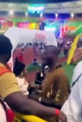 Concert de Didi B : Un influenceur agressé en plein spectacle 🎥