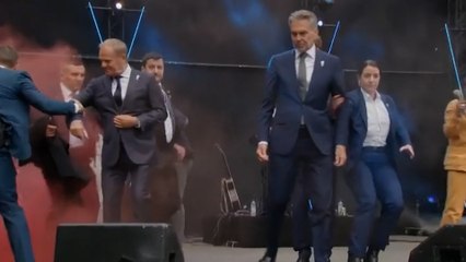 Tusk y Esjof son desalojados de un escenario por el lanzamiento de bombas de humo