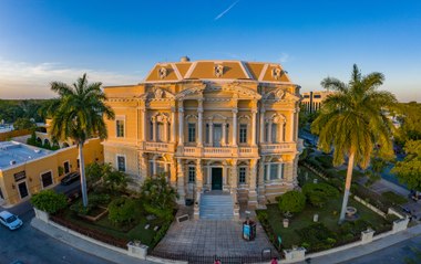 El Museo Regional de Antropología Palacio Cantón cambia de color su fachada