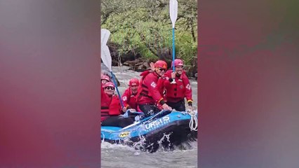Meloni ricarica le batterie facendo rafting, parapendio per Lollobrigida