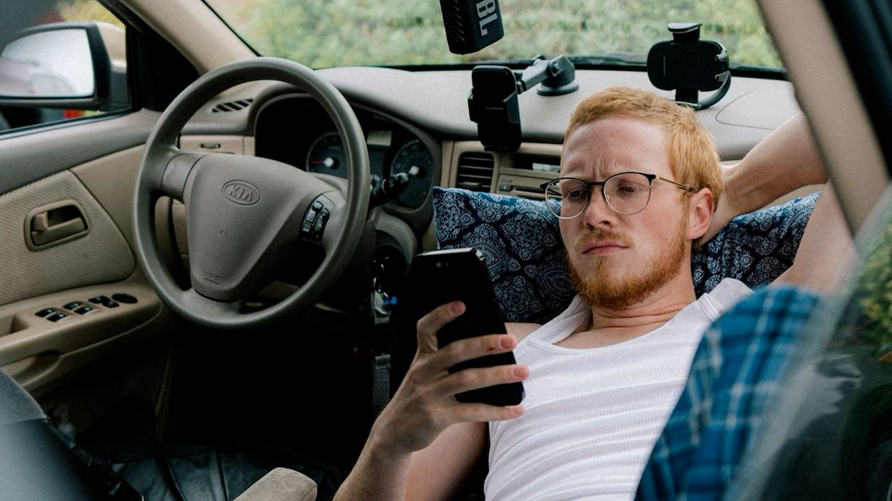 Mann sparte in weniger als fünf Monaten 60.000 Dollar, indem er in seinem Auto lebte – und kaufte sich ein kleines Haus