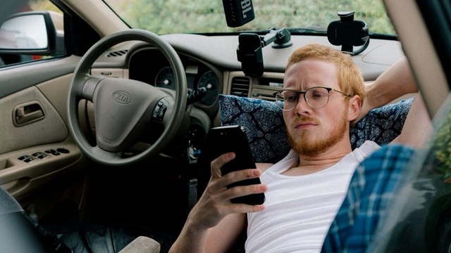 Mann sparte in weniger als fünf Monaten 60.000 Dollar, indem er in seinem Auto lebte – und kaufte sich ein kleines Haus