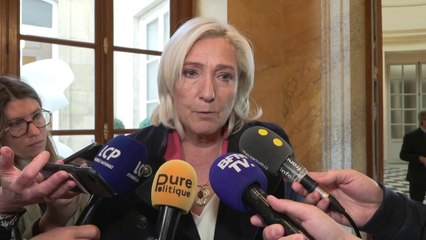 "C'est baroque": Marine Le Pen critique la proposition de François Bayrou de faire voter le budget par référendum