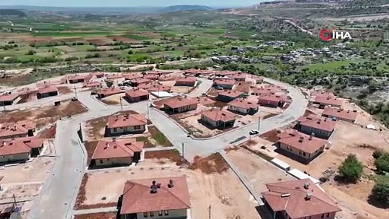 6 Şubat depremlerinde yerle bir olan köy baştan inşa edildi: ''Burası köy değil Paris olmuş''
