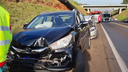 Colisão traseira mobiliza equipes de socorro na BR-277, em Cascavel