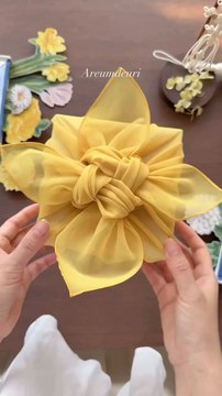 Elegant Gift Wrapping Tutorial via: @areum_deuriLearn how to wrap gifts elegantly with this simple and stylish tutorial. Perfect for birthdays, holidays, or any special occasion—your presents will look professionally wrapped in minutes!