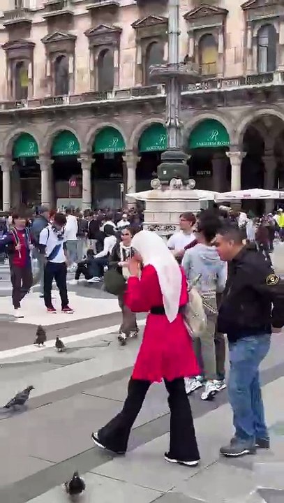 Aficionados del Barça tiñen de azulgrana la plaza del Duomo de Milán antes de las semifinales de la Champions