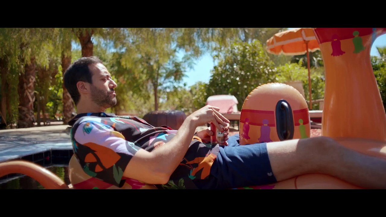 Tarek Boudali vit un jour sans fin dans le remake de Palm Springs : bande-annonce (vf)