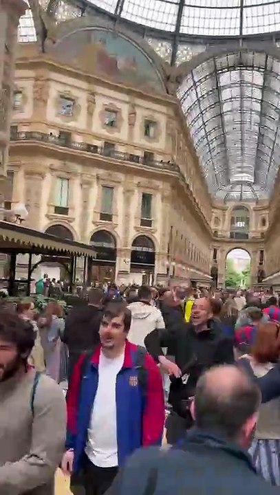 Las galerías de Milán se tiñen de azulgrana antes del Inter-Barça de Champions