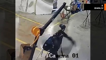 Spannendes Video: Humanoider Roboter versucht, Männer in chinesischer Fabrik anzugreifen