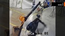 Gergin video: Çin’de bir fabrikada insansı robot, kendisini kontrol eden adamlara saldırmaya çalıştı