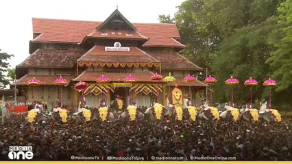വാനോളം പൂരാവേശം; വർണ വിസ്മയം തീർത്ത് കുടമാറ്റം