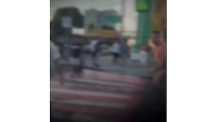 Na saída do shopping, homens brigam e trocam socos e pedradas