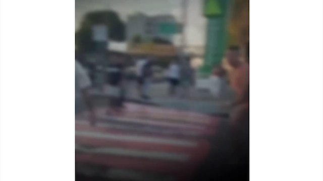 Na saída do shopping, homens brigam e trocam socos e pedradas