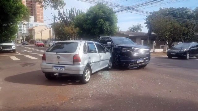 Gol e Ram se envolvem em colisão no Bairro Coqueiral, em Cascavel